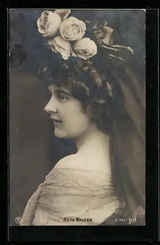 AK Opernsängerin Reta Walter mit Blumen geschmückten Haar