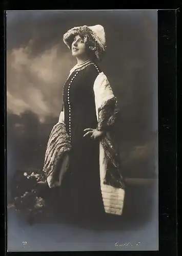 AK Opernsängerin Geraldine Farrar im Pelz