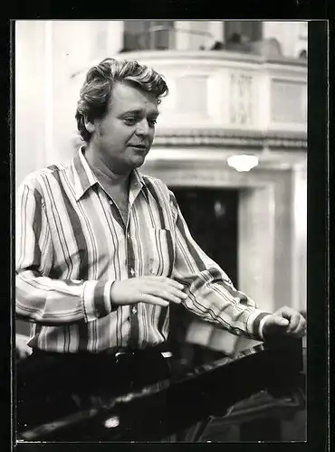 AK Opernsänger Hermann Prey im gestreiften Hemd