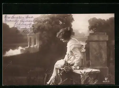 Foto-AK GL Co: Junge Dame auf einer Parkbank