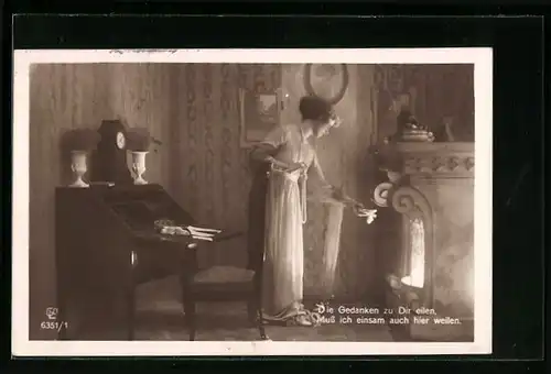 Foto-AK GL Co: Junge Dame einsam am Kaminfeuer