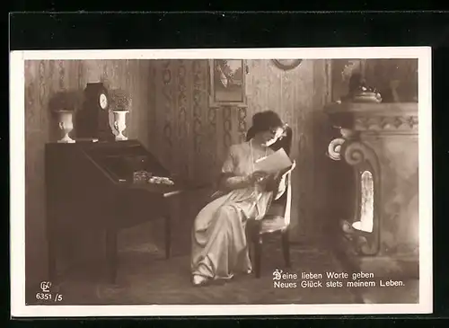 Foto-AK GL Co: Junge Dame liest einen Liebesbrief am Kamin