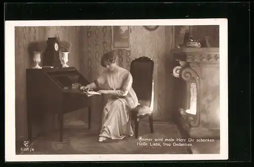 Foto-AK GL Co: Junge Dame liest einen Liebesbrief