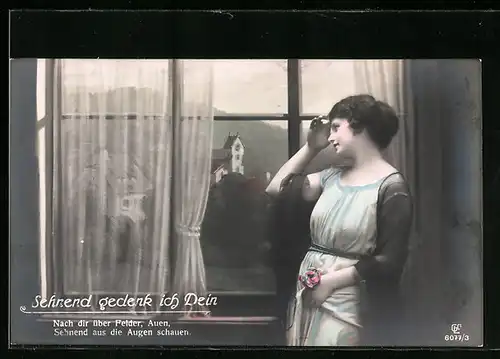 Foto-AK GL Co: Junge Frau mit Blume blickt aus dem Fenster