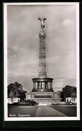 AK Berlin-Tiergarten, Siegessäule mit Passanten