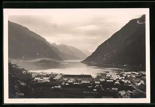 AK Odda, Teilansicht mit Gewässer und Bergen