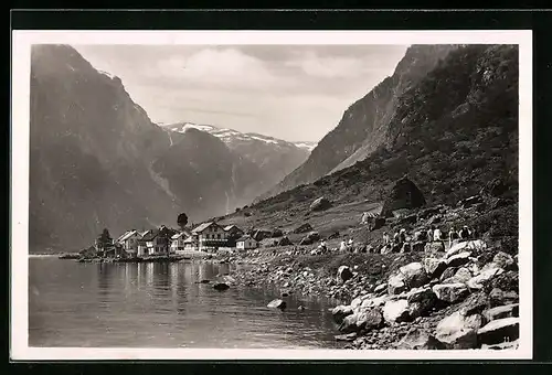 AK Gudvangen, Ortspartie am Wasser mit Bergen