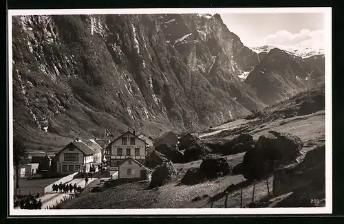 AK Gudvangen, Ortspartie mit Bergen
