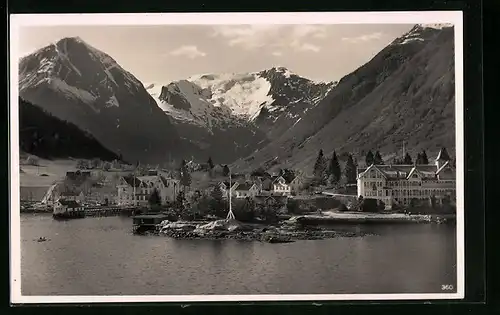 AK Balholm /Sognefjord, Ortspartie am See mit Bergen