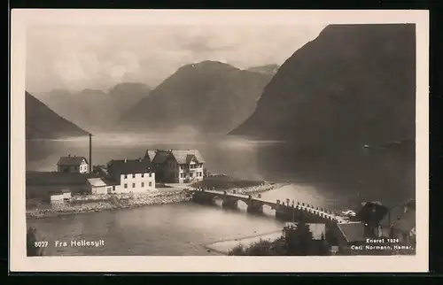 AK Hellesylt, Ortspartie mit Brücke