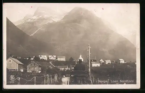 AK Loen /Nordfjord, Gesamtansicht mit Bergen