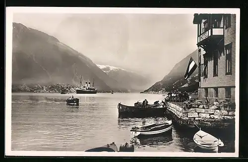 AK Odda, Hotel am Wasser mit Booten, Dampfschiff