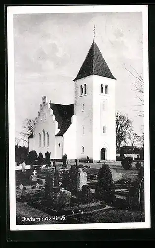 AK Juelsminde, Ansicht der Kirche mit Friedhof