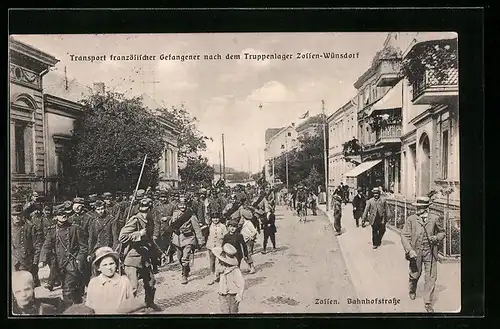 AK Zossen-Wünsdorf, Transport französischer Gefangener nach dem Truppenlager auf der Bahnhofstrasse