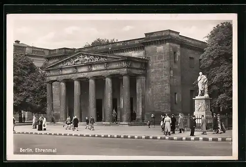 AK Berlin, Passanten vor dem Ehrenmal