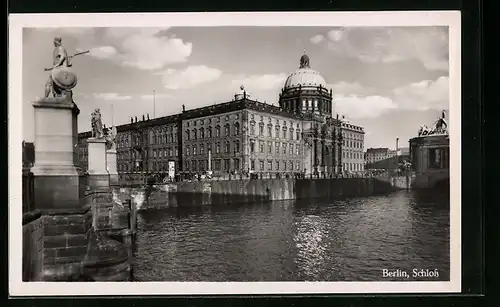 AK Berlin, Seitenansicht vom Schloss am Fluss