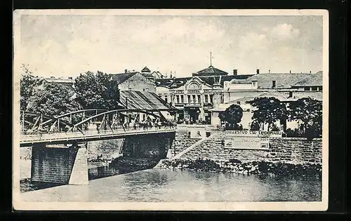 AK Uzhorod, Ortsansicht am Fluss mit Brücke, Hotel Korona Szallo
