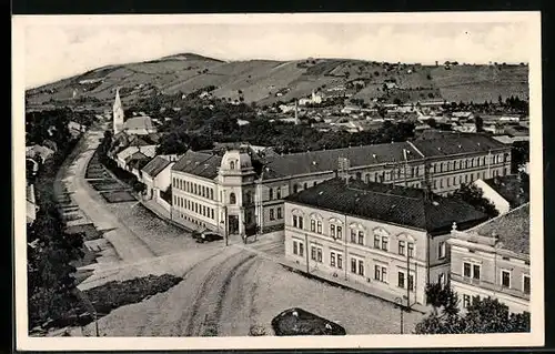 AK Beregszász, Strassenpartie mit Kirche