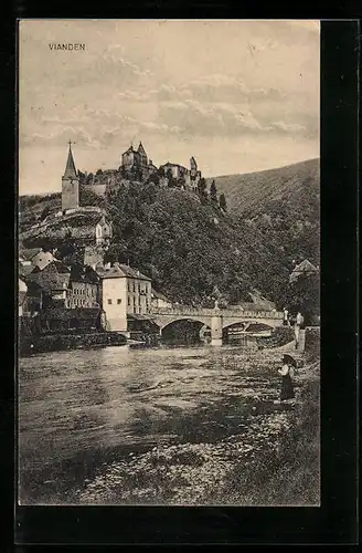 AK Vianden, Blick vom Fluss zur Burg