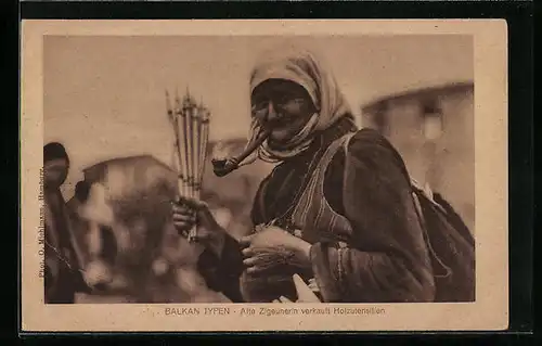 AK Balkan Typen, Alte Zigeunerin verkauft Holzutensilien