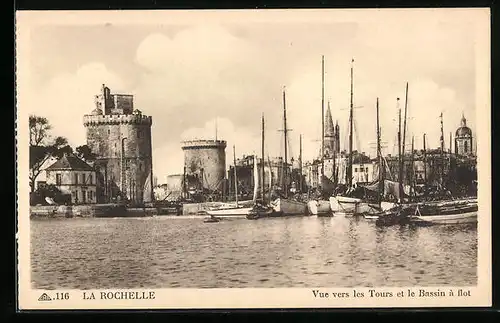 AK La Rochelle, Vue vers les Tours et le Bassin a flot