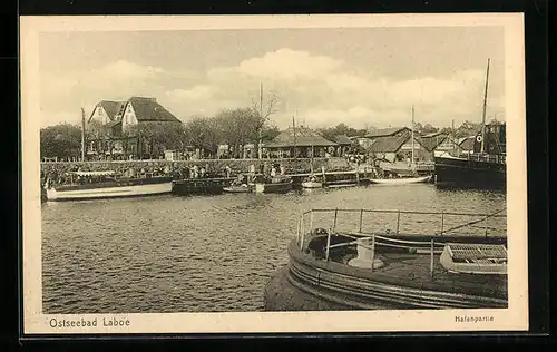 AK Laboe /Ostsee, Hafenpartie mit Ortsblick