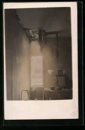 Foto-AK Frankfurt /Main, Neue Mainzer Strasse, Bombendurchschlag einer Mansarde nach Fliegerangriff 1917