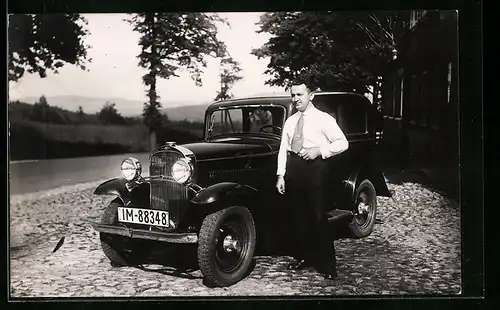 AK Herr mit seinem Opel Auto