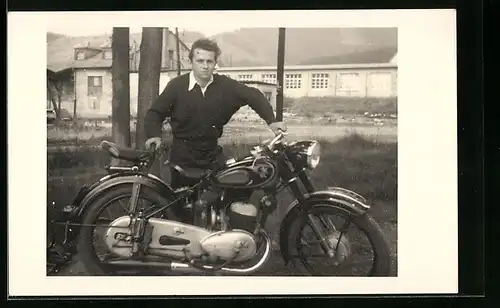 Foto-AK Mann mit seinem Motorrad von Tornax
