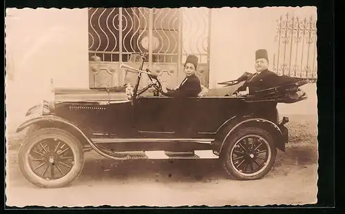 AK Herr mit Fez in seinem Auto mit Chauffeur