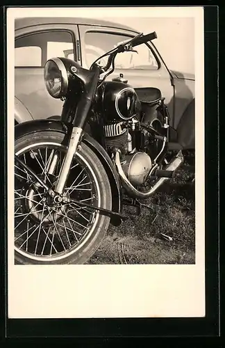 AK DKW-Motorrad vor VW Käfer