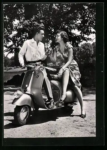 AK Junges Paar startet zu einem Ausflug mit ihrer Vespa