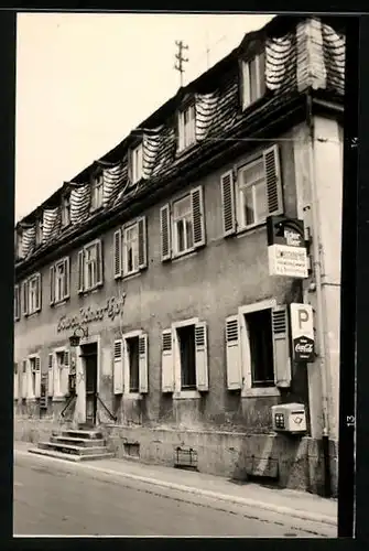 Fotografie unbekannter Fotograf, Ansicht Kleinheubach, Gasthaus Löwensteiner Hof, Briefkasten, Reklameschild Coca Cola