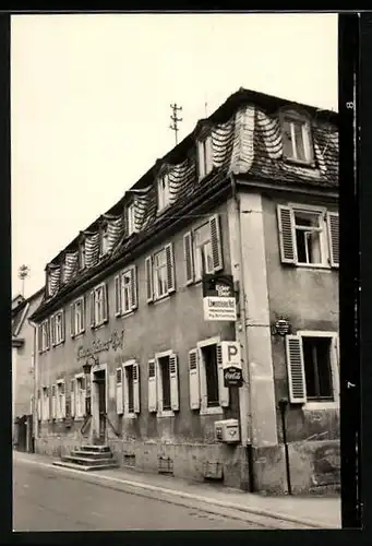 Fotografie unbekannter Fotograf, Ansicht Kleinheubach, Gasthaus Löwensteiner Hof mit Reklame Coca Cola & Briefkasten