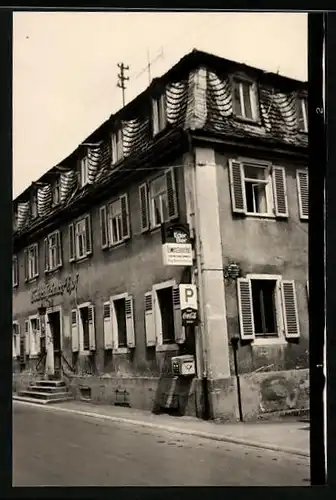 Fotografie unbekannter Fotograf, Ansicht Kleinheubach, Gasthaus Löwensteiner Hof, Briefkasten & Reklame Coca Cola