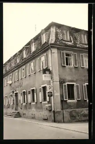 Fotografie unbekannter Fotograf, Ansicht Kleinheubach, Gasthaus Löwensteiner Hof, Coca Cola Reklameschild & Briefkasten