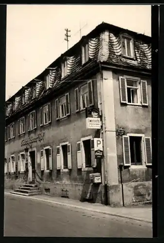 Fotografie unbekannter Fotograf, Ansicht Kleinheubach, Gasthaus Löwensteiner Hof, Briefkasten & Coca Cola Reklame