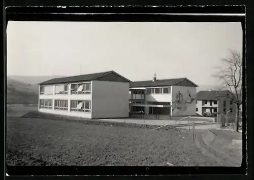 Fotografie unbekannter Fotograf, Ansicht Schneeberg / Odenwald, Schule, Schulhaus