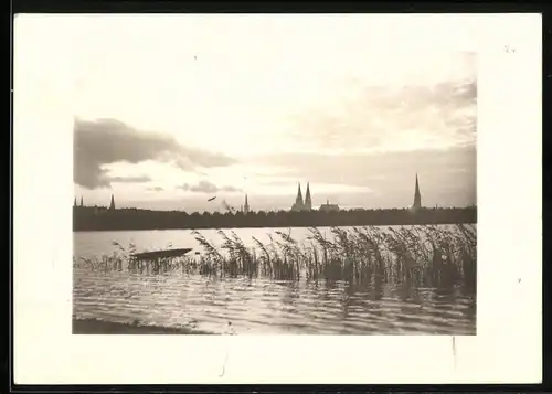 Fotografie Walter Wassner, Lübeck, Ansicht Lübeck, Panorama der Stadt mit Blick über's Wasser