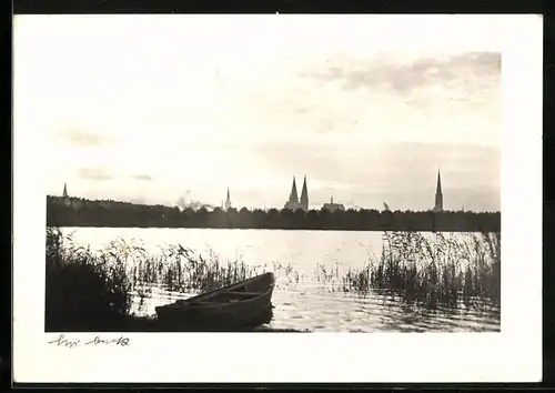 Fotografie Walter Wassner, Lübeck, Ansicht Lübeck, Blick über's Wasser zur Stadt