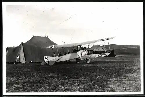 Archiv-Fotografie Flugzeug LVG BI, Doppeldecker auf Feldflugplatz mit Kennung B.235
