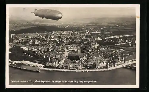 AK Friedrichshafen a. B., Luftschiff LZ 127 Graf Zeppelin in voller Fahrt über der Stadt