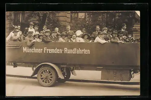 Foto-AK Autobus der Münchner Fremden-Rundfahrten mit Passagieren