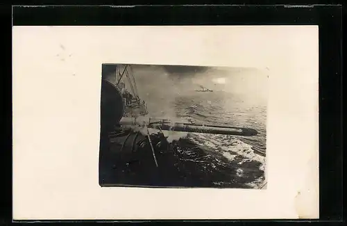 Foto-AK Torpedoboot feuert Torpedo ab