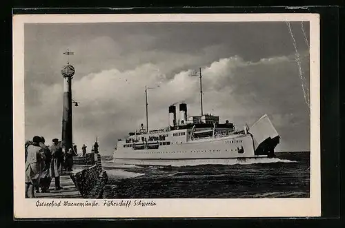 AK Warnemünde, Fährschiff Schwerin fährt in den Hafen