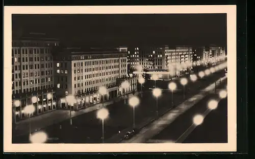AK Berlin, Stalinallee bei Beleuchtung