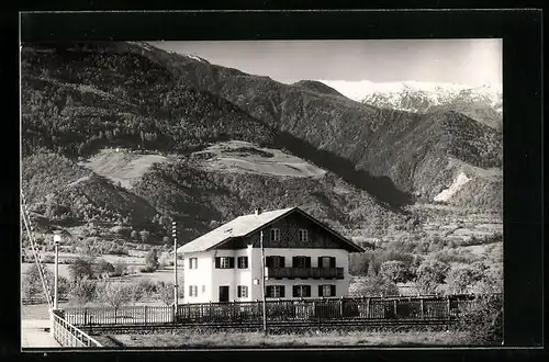 AK Naturno, Bahnhofgaststätte vor Bergkulisse, mit Bahnübergang