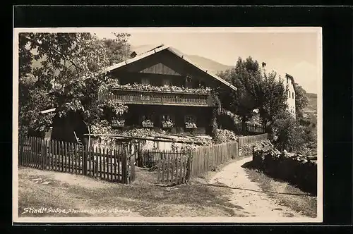 AK Gudon, Holzhaus mit Garten an einer Wegscheide