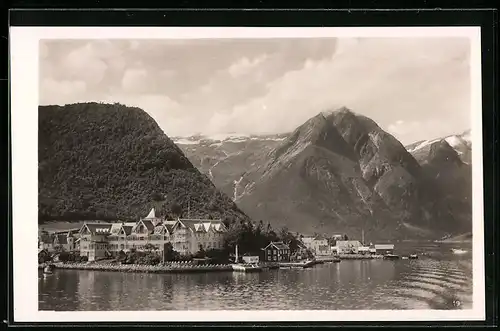 AK Balholm (Balestrand), Panorama des Ortes, Kviknes-Hotel