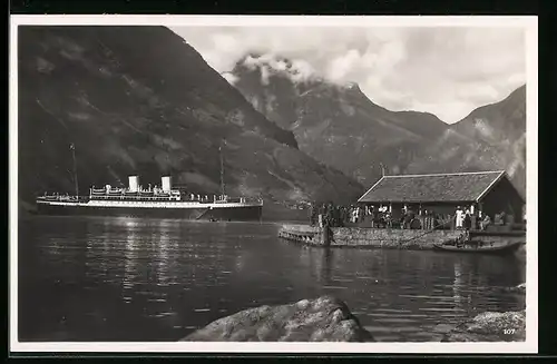 AK Hellesylt, Partie am Norangsfjord, Kreuzfahrtschiff